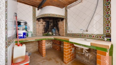 Vila s velkým pozemkem a potenciálem rekonstrukce v Montezenia