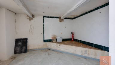 Vila s velkým pozemkem a potenciálem rekonstrukce v Montezenia