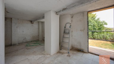 Vila s velkým pozemkem a potenciálem rekonstrukce v Montezenia