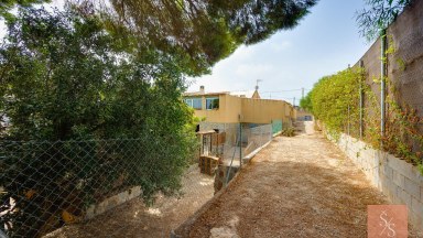 Vila s velkým pozemkem a potenciálem rekonstrukce v Montezenia