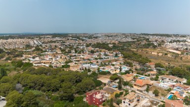 Vila s velkým pozemkem a potenciálem rekonstrukce v Montezenia