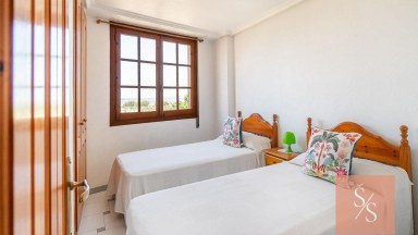 Prostorný apartmán s výhledem na laguny jen 180 metrů od moře v La Mata