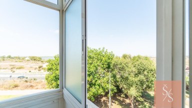 Prostorný apartmán s výhledem na laguny jen 180 metrů od moře v La Mata