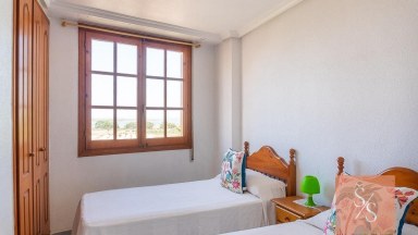 Prostorný apartmán s výhledem na laguny jen 180 metrů od moře v La Mata