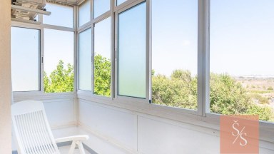 Prostorný apartmán s výhledem na laguny jen 180 metrů od moře v La Mata