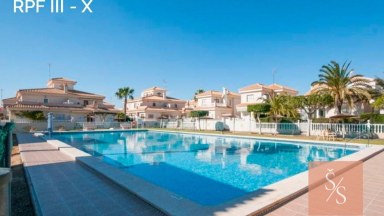 Prostorná dvojvila se zahradou v Playa Flamenca