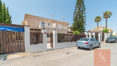 Prostorná dvojvila se zahradou v Playa Flamenca