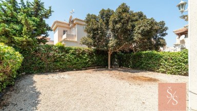 Prostorná dvojvila se zahradou v Playa Flamenca