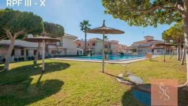 Prostorná dvojvila se zahradou v Playa Flamenca