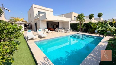 Luxusní moderní vila se soukromým bazénem a solárními panely