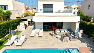 Luxusní moderní vila se soukromým bazénem a solárními panely