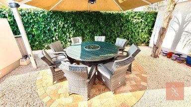 Luxusní moderní vila se soukromým bazénem a solárními panely