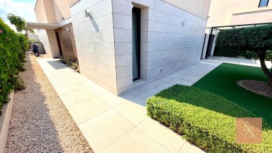 Luxusní moderní vila se soukromým bazénem a solárními panely