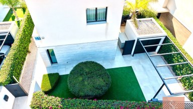 Luxusní moderní vila se soukromým bazénem a solárními panely