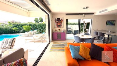 Luxusní moderní vila se soukromým bazénem a solárními panely