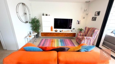 Luxusní moderní vila se soukromým bazénem a solárními panely