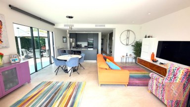 Luxusní moderní vila se soukromým bazénem a solárními panely