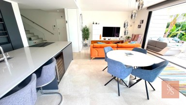 Luxusní moderní vila se soukromým bazénem a solárními panely