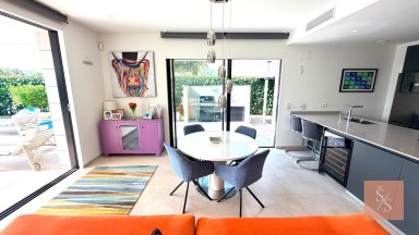 Luxusní moderní vila se soukromým bazénem a solárními panely