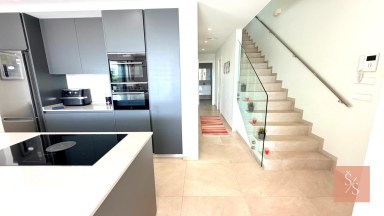 Luxusní moderní vila se soukromým bazénem a solárními panely