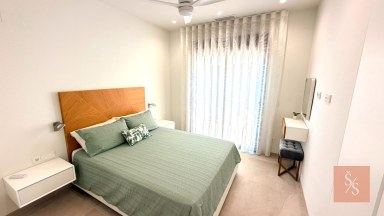 Luxusní moderní vila se soukromým bazénem a solárními panely