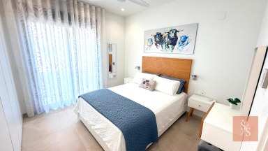 Luxusní moderní vila se soukromým bazénem a solárními panely