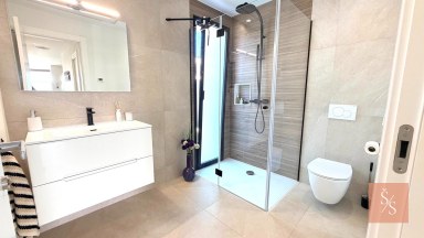 Luxusní moderní vila se soukromým bazénem a solárními panely