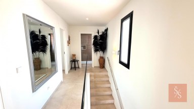 Luxusní moderní vila se soukromým bazénem a solárními panely