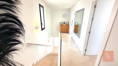 Luxusní moderní vila se soukromým bazénem a solárními panely