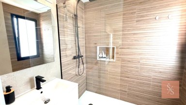 Luxusní moderní vila se soukromým bazénem a solárními panely