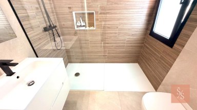 Luxusní moderní vila se soukromým bazénem a solárními panely