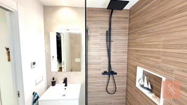Luxusní moderní vila se soukromým bazénem a solárními panely