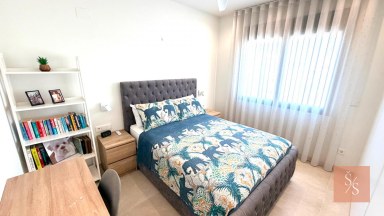 Luxusní moderní vila se soukromým bazénem a solárními panely