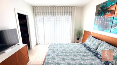 Luxusní moderní vila se soukromým bazénem a solárními panely