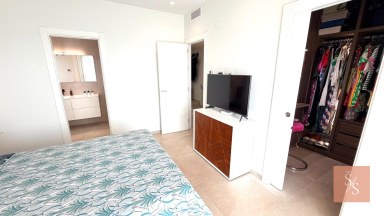 Luxusní moderní vila se soukromým bazénem a solárními panely