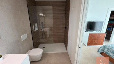 Luxusní moderní vila se soukromým bazénem a solárními panely