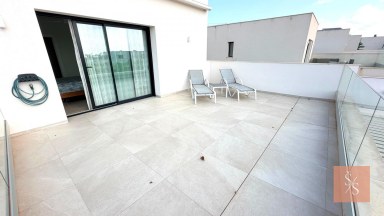 Luxusní moderní vila se soukromým bazénem a solárními panely