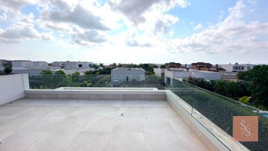 Luxusní moderní vila se soukromým bazénem a solárními panely