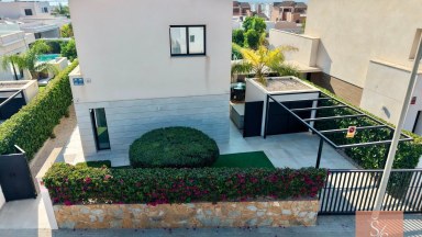 Luxusní moderní vila se soukromým bazénem a solárními panely