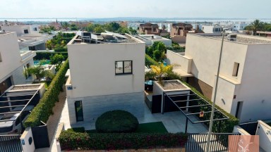 Luxusní moderní vila se soukromým bazénem a solárními panely