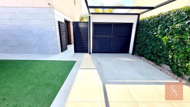 Luxusní moderní vila se soukromým bazénem a solárními panely