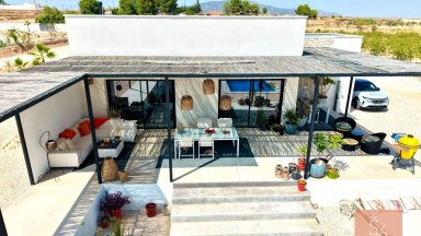 Luxusní vila s domem pro hosty a panoramatickým výhledem v Pinoso
