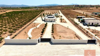 Luxusní vila s domem pro hosty a panoramatickým výhledem v Pinoso