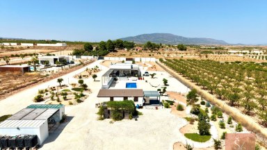 Luxusní vila s domem pro hosty a panoramatickým výhledem v Pinoso