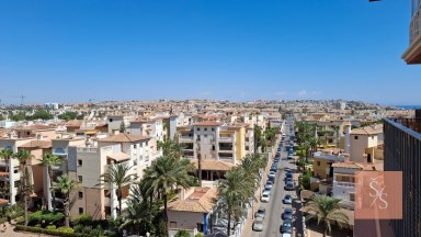 Prostorný apartmán s bazénem a garáží jen 100 metrů od pláže Playa de los Locos