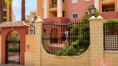 Prostorný apartmán s bazénem a garáží jen 100 metrů od pláže Playa de los Locos