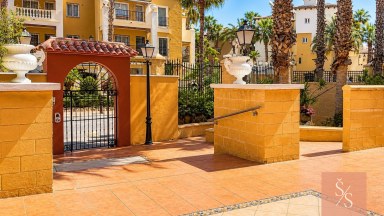 Prostorný apartmán s bazénem a garáží jen 100 metrů od pláže Playa de los Locos