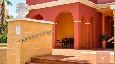 Prostorný apartmán s bazénem a garáží jen 100 metrů od pláže Playa de los Locos