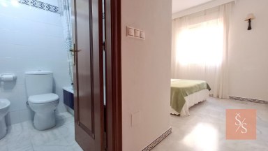 Prostorný apartmán s bazénem a garáží jen 100 metrů od pláže Playa de los Locos