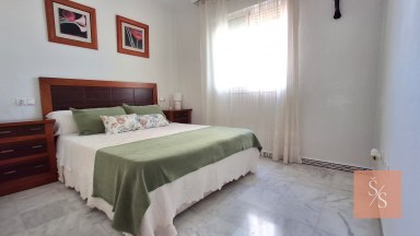 Prostorný apartmán s bazénem a garáží jen 100 metrů od pláže Playa de los Locos